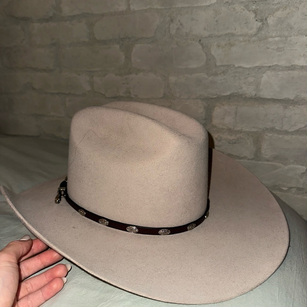 Elegant Cream Cowboy Hat with Leather Band